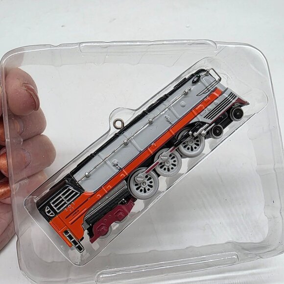 Hallmark Keepsake 1939 Hiawatha Steam Locomotive Lionel Trains Ornament - Picture 2 of 11